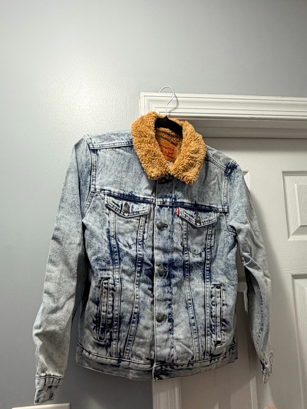 Levi’s Light Blue Acid-Wash Denim Jacket with Tan Sherpa Collar and lining boys
